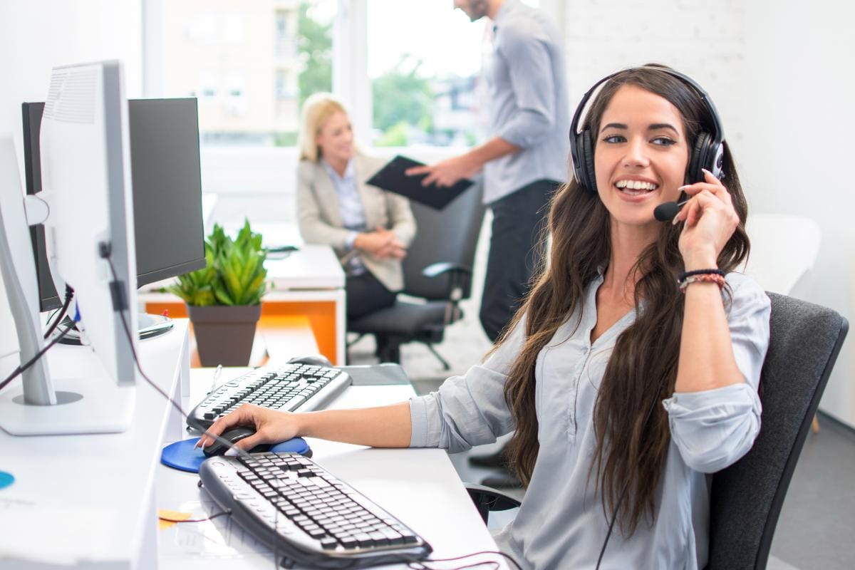 mulher fazendo atendimento ao cliente pela chamada